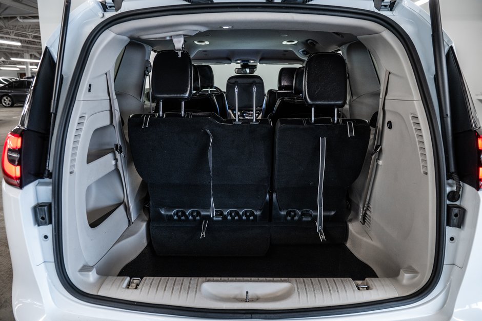 2022 Chrysler Pacifica Touring L-11