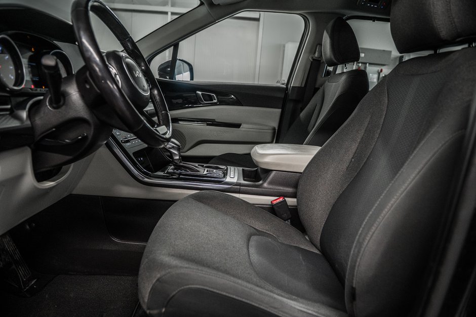 2023 Kia Carnival LX-12