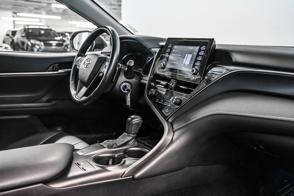 Toyota Camry SE 2021-20