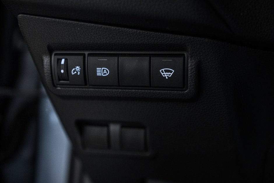 Toyota Corolla Cross LE 2023-14