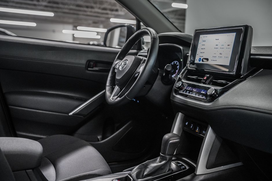 Toyota Corolla Cross LE 2023-28