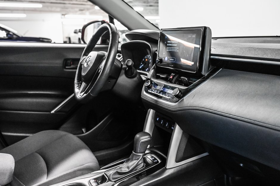 2023 Toyota Corolla Cross LE-22