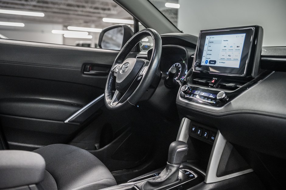 2023 Toyota Corolla Cross LE-28