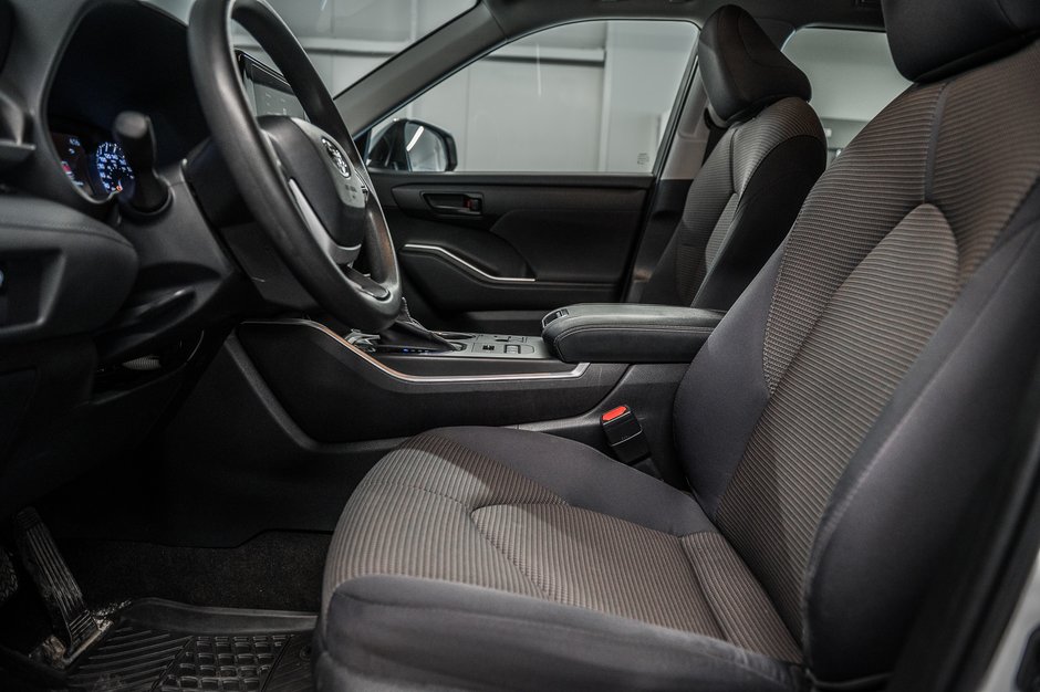 Toyota Highlander LE 2023-13