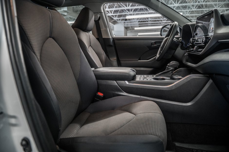 Toyota Highlander LE 2023-32