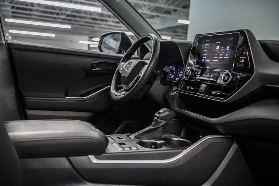 Toyota Highlander LE 2023-31