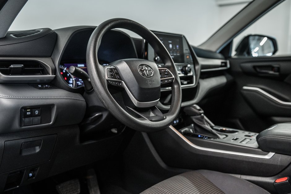 Toyota Highlander LE 2023-15