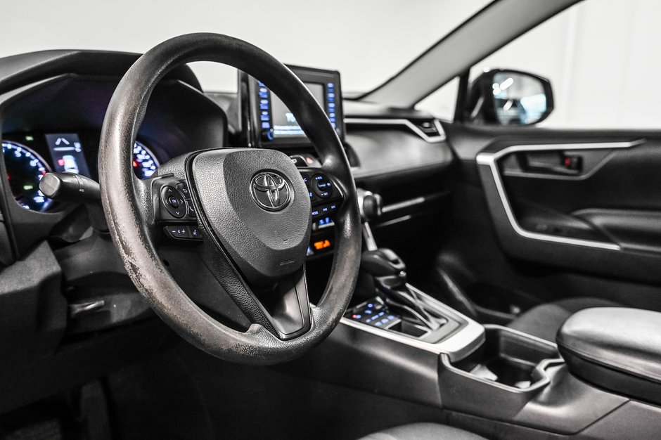 Toyota RAV4 LE 2021-9