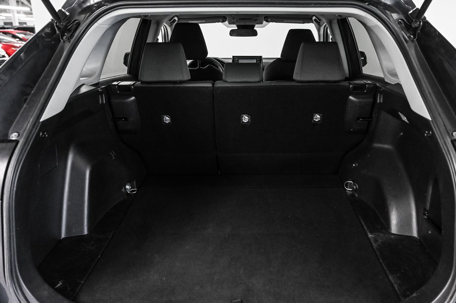 Toyota RAV4 LE 2021-8