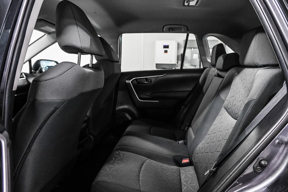 Toyota RAV4 LE 2021-17