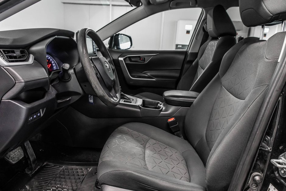 Toyota RAV4 LE 2021-12