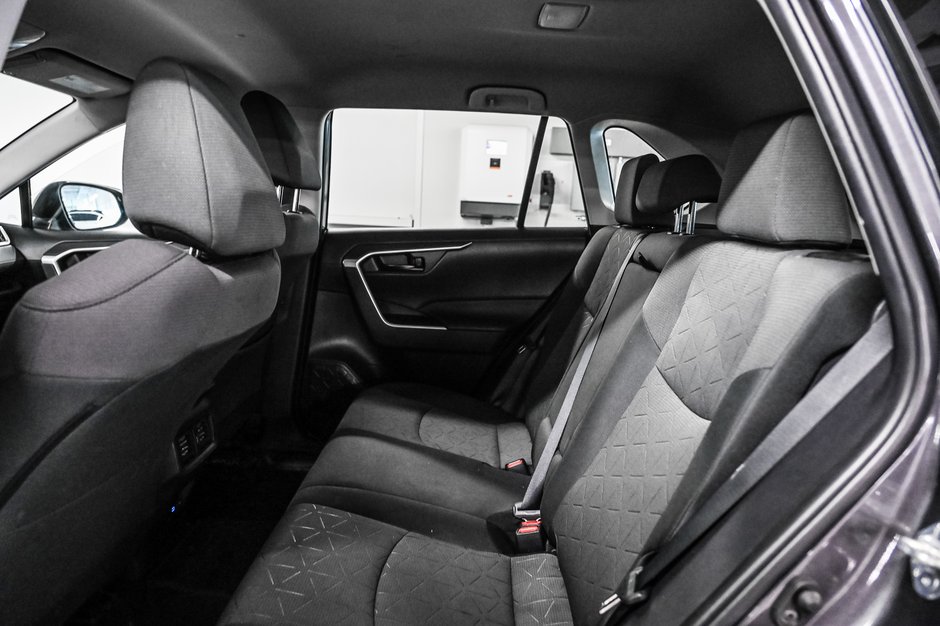 Toyota RAV4 LE 2022-14