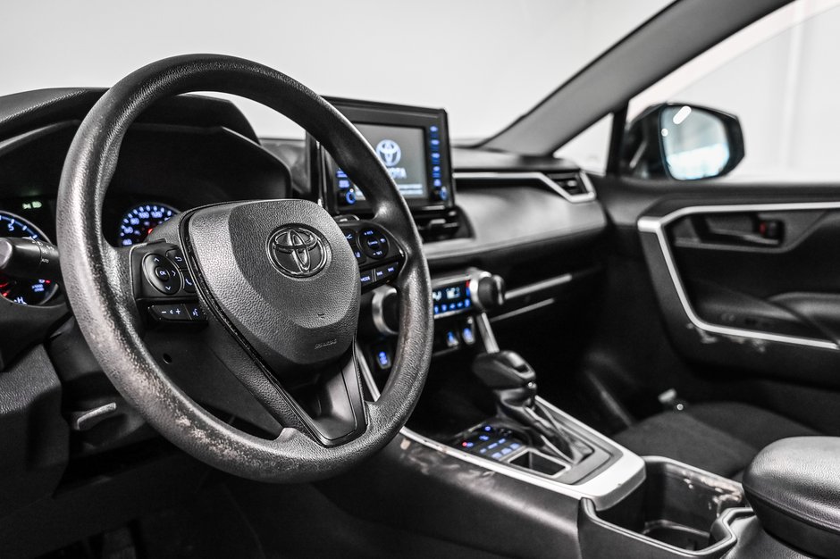 Toyota RAV4 LE 2022-8