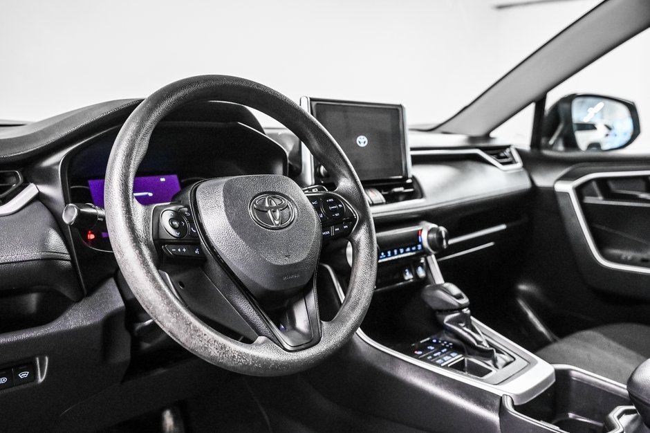 Toyota RAV4 LE 2023-9