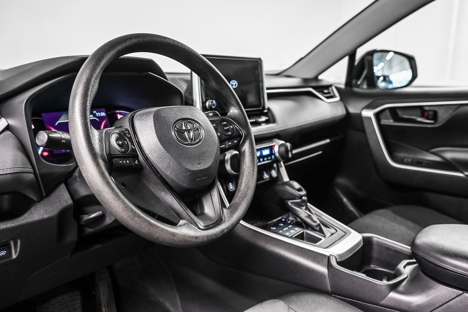 Toyota RAV4 LE 2023-8