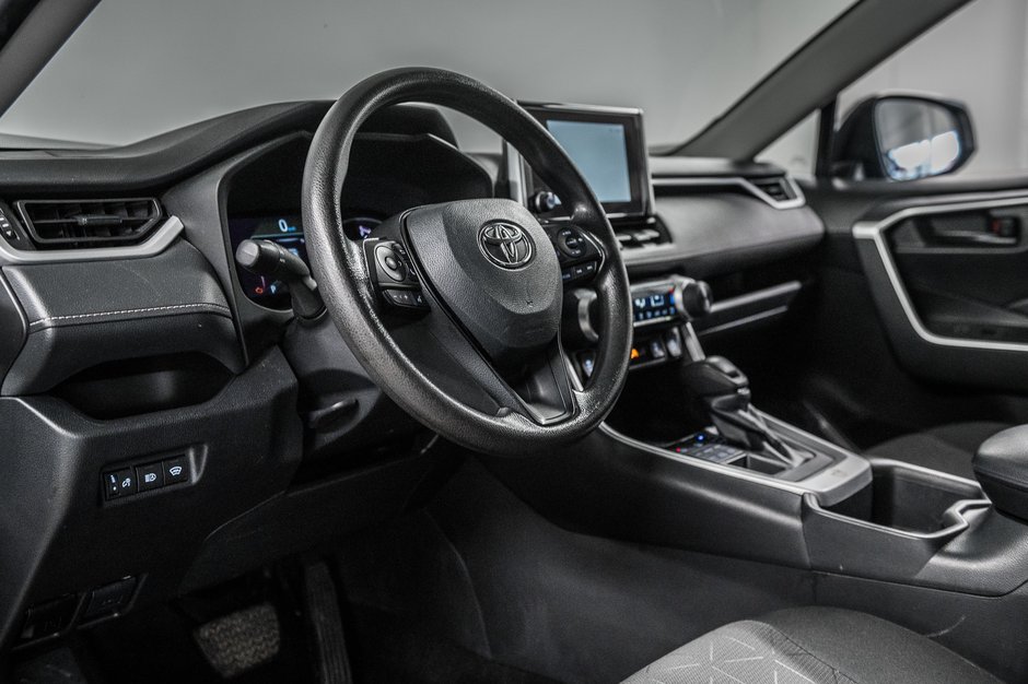 Toyota RAV4 LE 2023-13