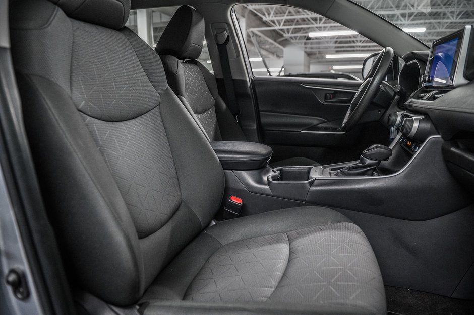 Toyota RAV4 LE 2023-29