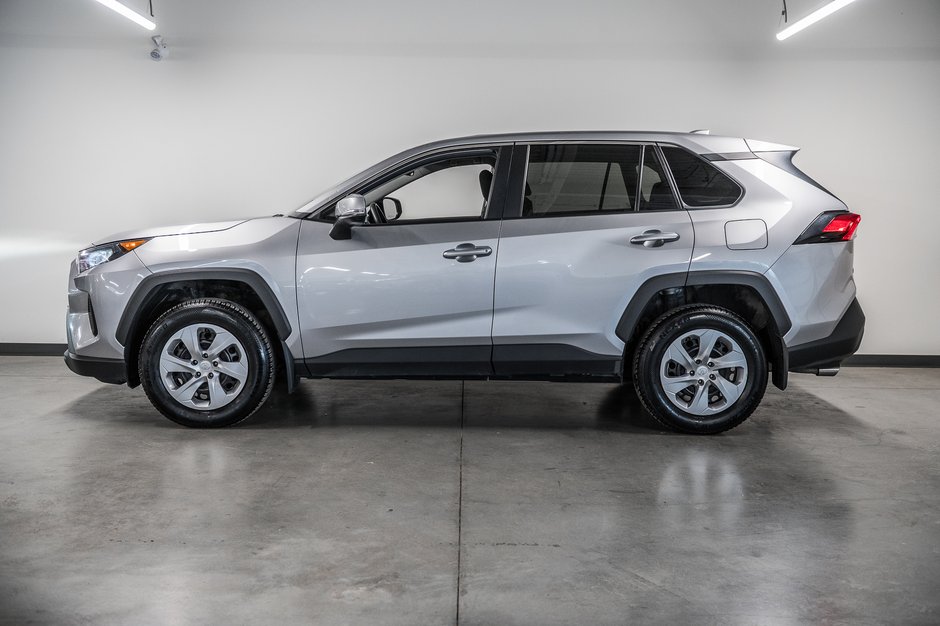 Toyota RAV4 LE 2023-4