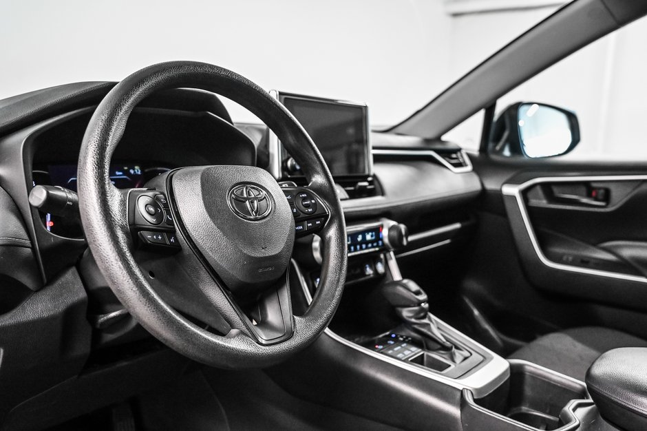 Toyota RAV4 LE 2023-9