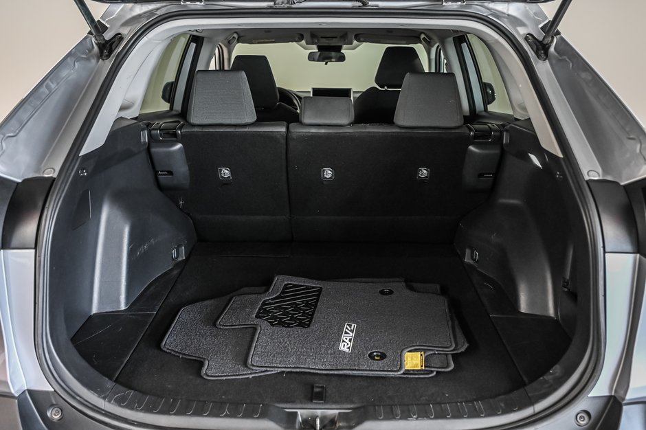 Toyota RAV4 LE 2023-8