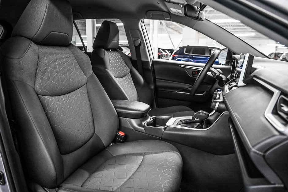 Toyota RAV4 LE 2023-22