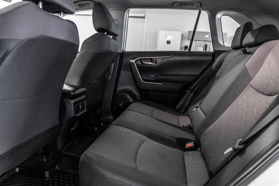 Toyota RAV4 XLE 2023-31