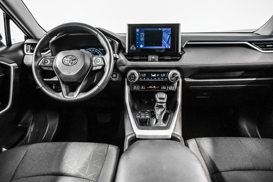 Toyota RAV4 XLE 2023-22