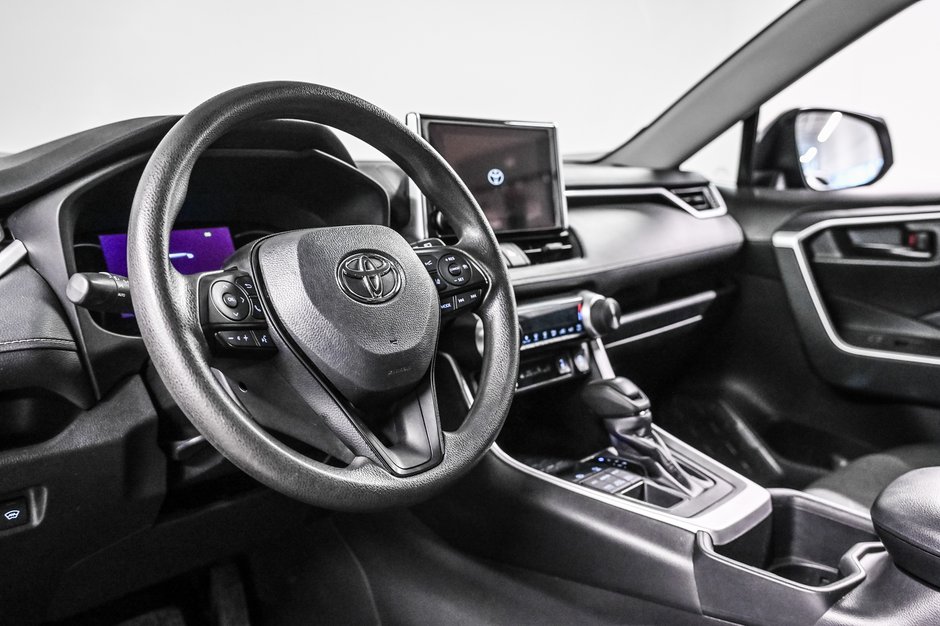 Toyota RAV4 LE 2024-9