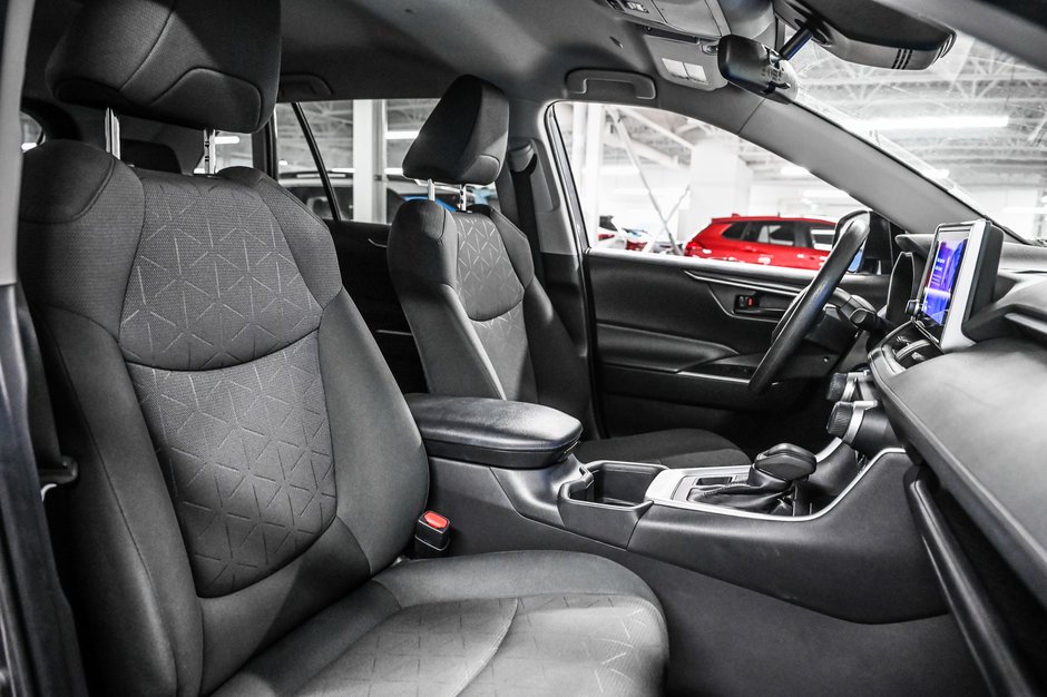 Toyota RAV4 LE 2024-22