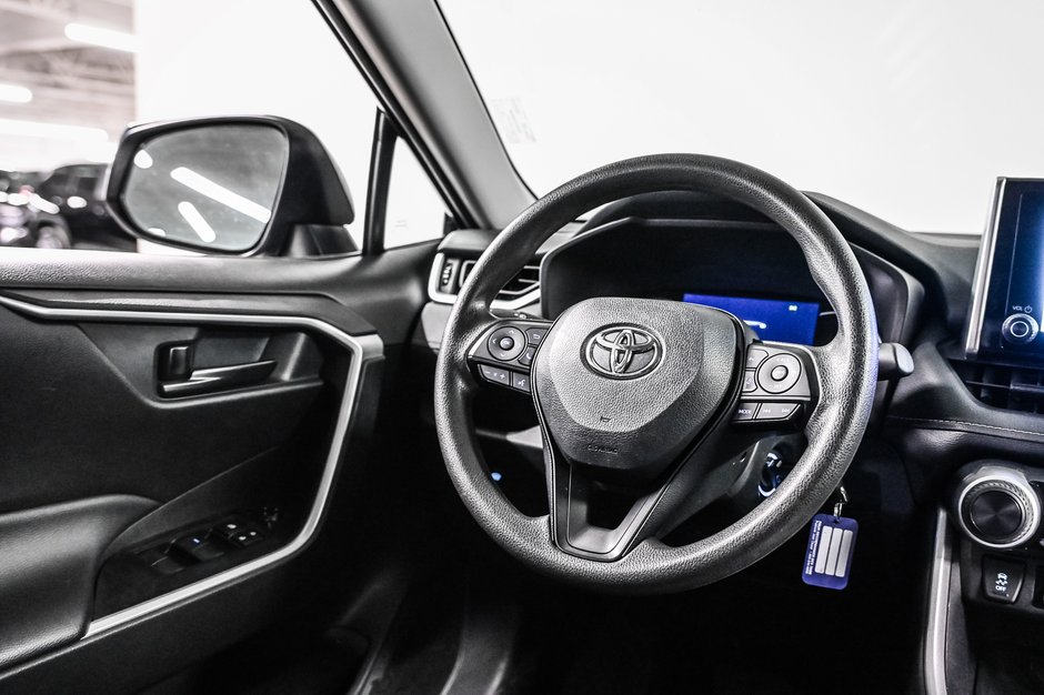 Toyota RAV4 LE 2024-19