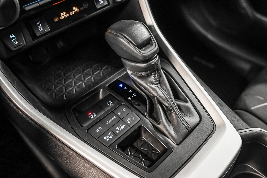 Toyota RAV4 LE 2024-12