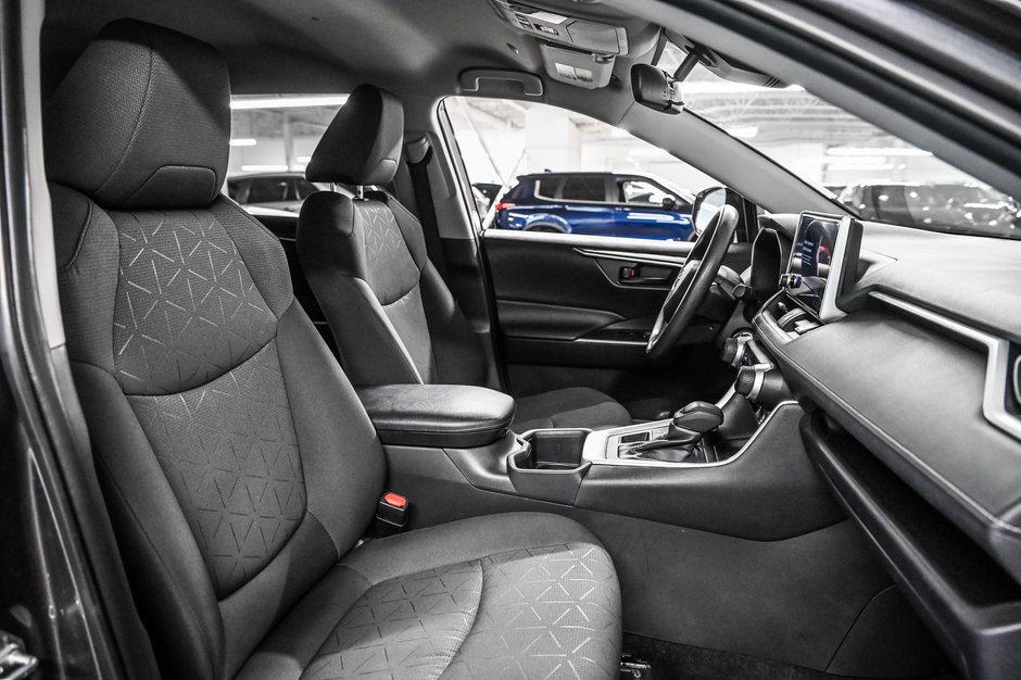 Toyota RAV4 LE 2024-22