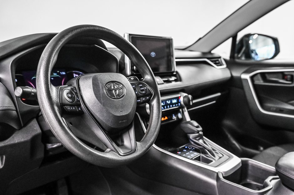 Toyota RAV4 LE 2024-9