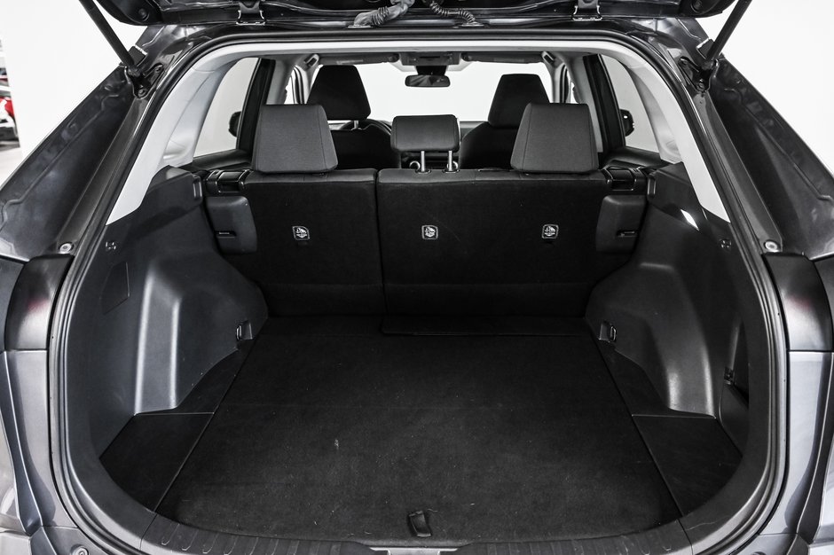 Toyota RAV4 LE 2024-8