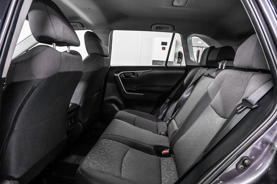 Toyota RAV4 LE 2024-17