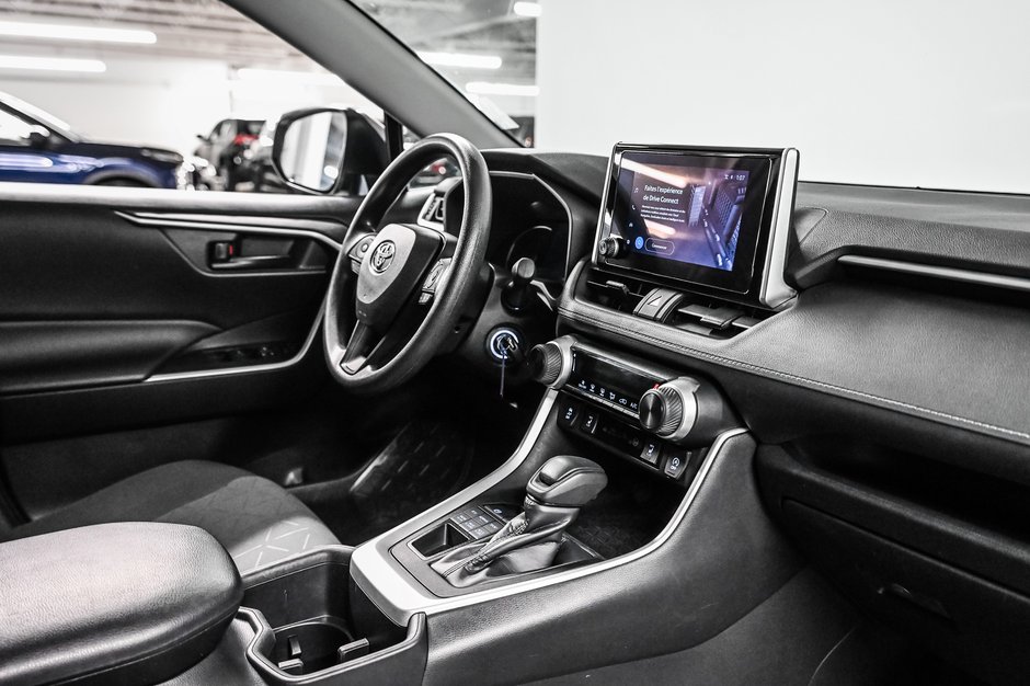 Toyota RAV4 LE 2024-21