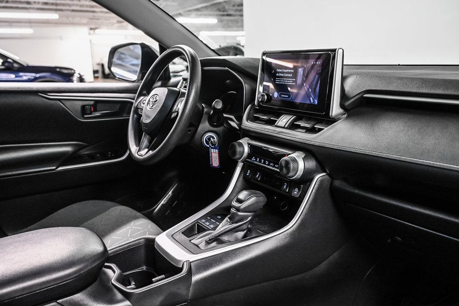 Toyota RAV4 LE 2024-19