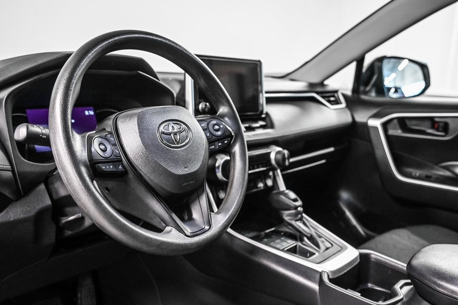 Toyota RAV4 LE 2024-9