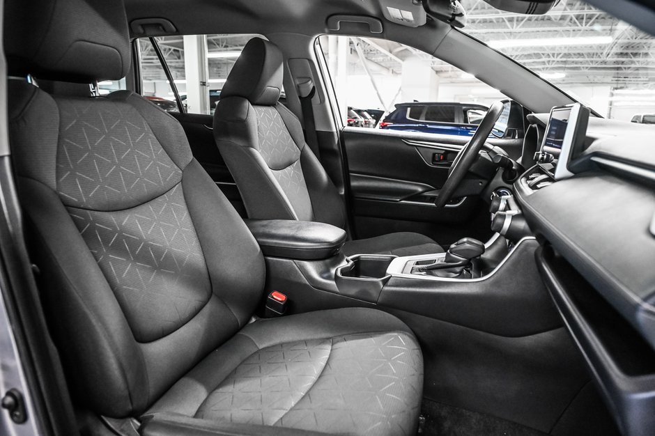 Toyota RAV4 LE 2024-20