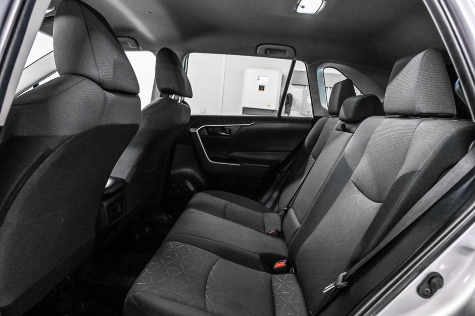 Toyota RAV4 LE 2024-17