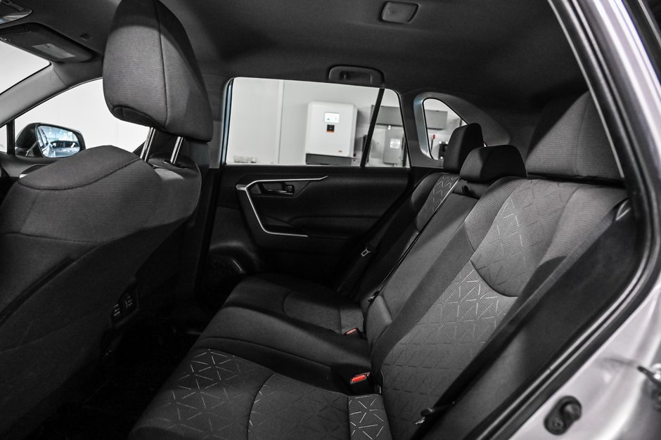 Toyota RAV4 LE 2024-17