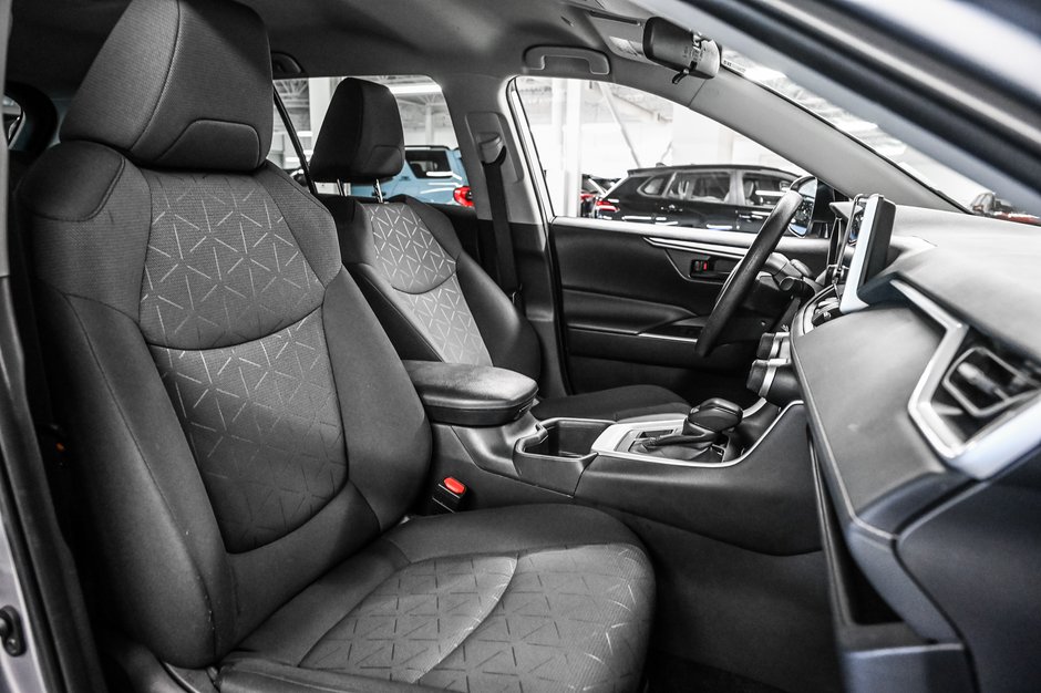 Toyota RAV4 LE 2024-22