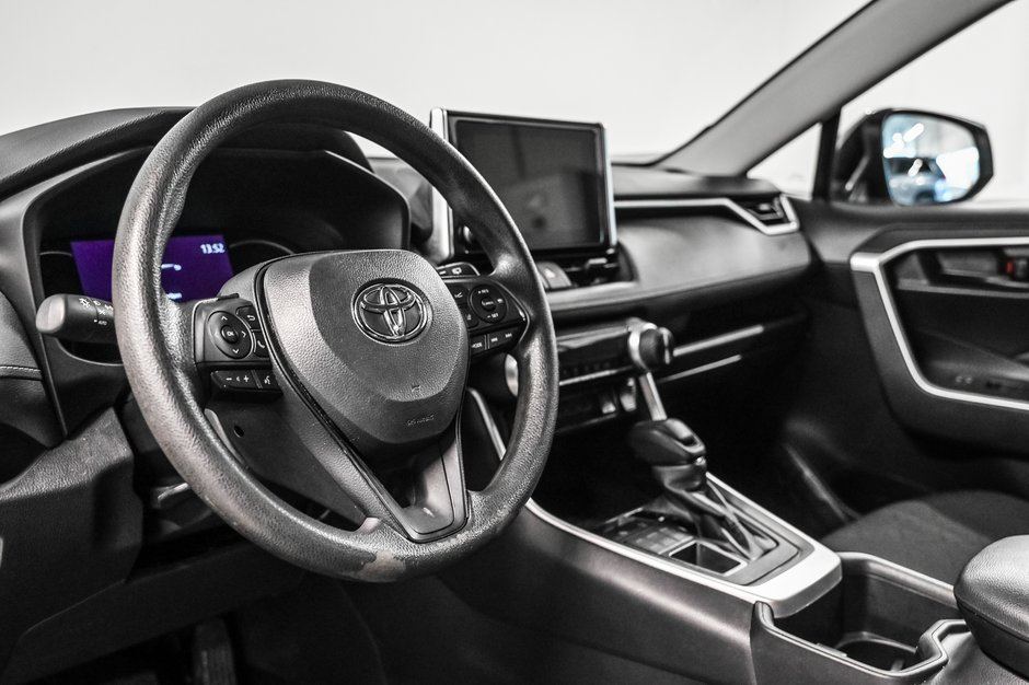 Toyota RAV4 LE 2024-9