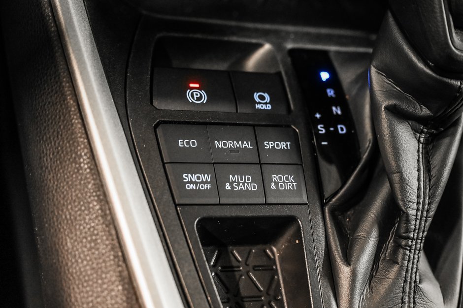 Toyota RAV4 LE 2024-13