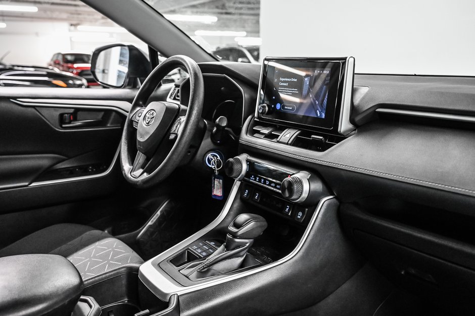 Toyota RAV4 LE 2024-21