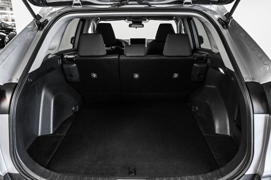 Toyota RAV4 LE 2024-8