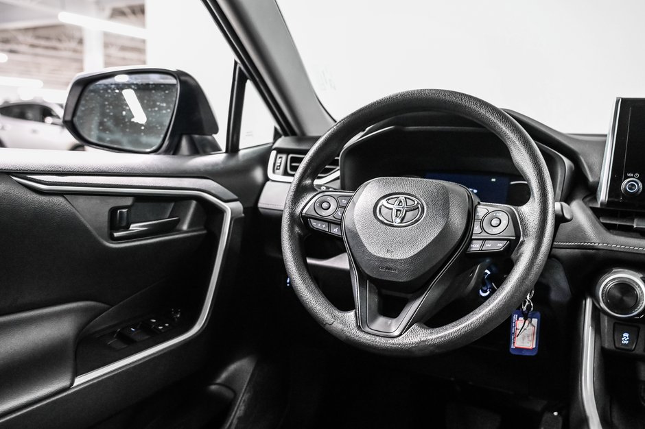 Toyota RAV4 LE 2024-19