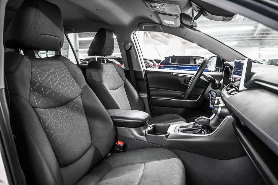 Toyota RAV4 LE 2024-22