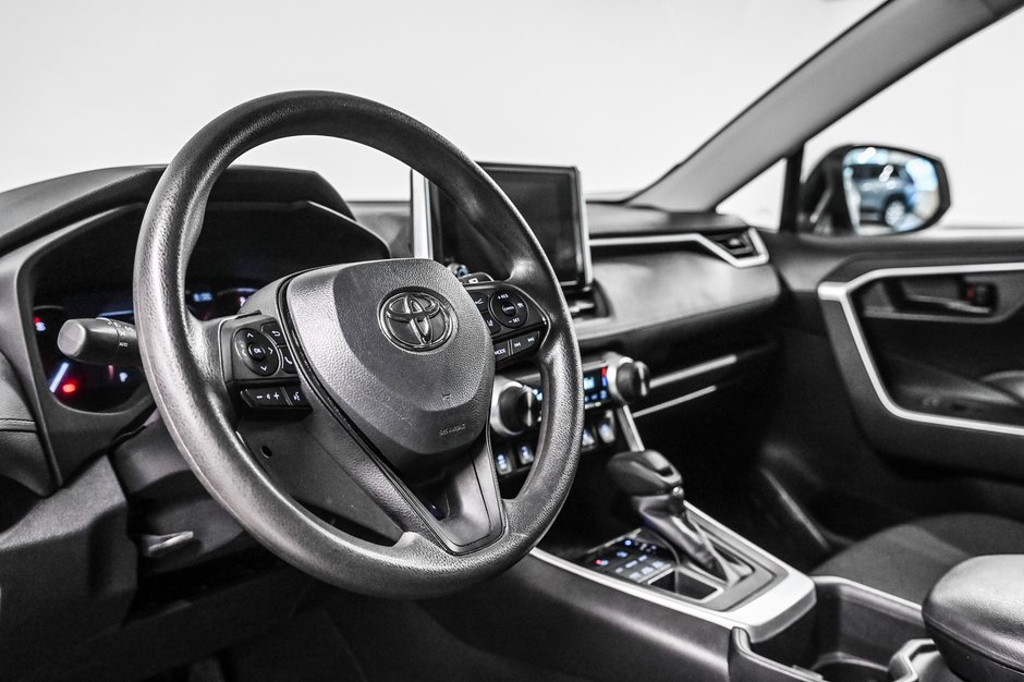 Toyota RAV4 LE 2024-9