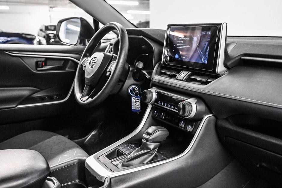 Toyota RAV4 LE 2024-21